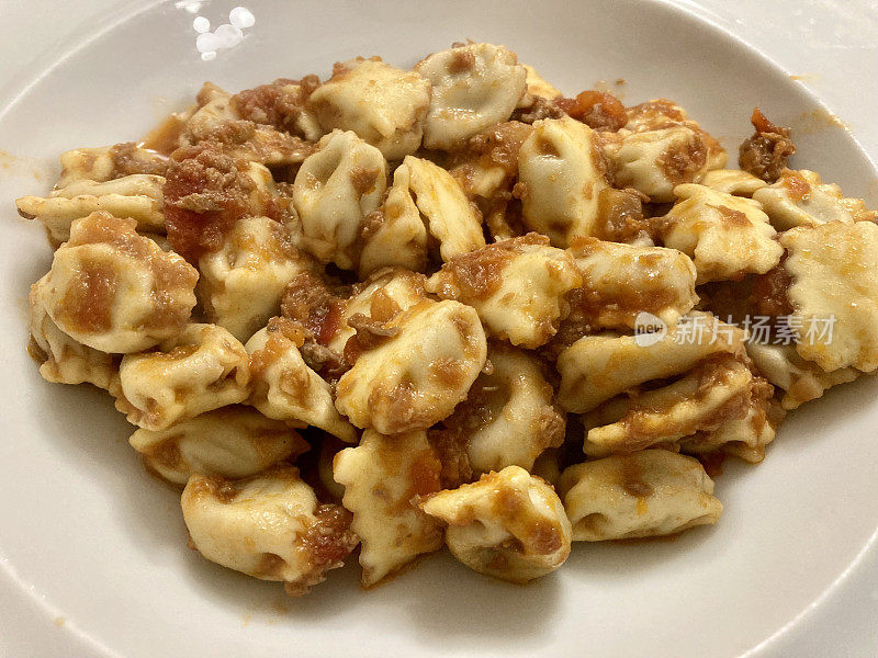 意大利美食:皮埃蒙特-普林或阿格诺洛蒂地区。里面有肉的新鲜意大利面。这是皮埃蒙特的一道标志性菜肴，agnolotti del plin得名于当地方言，意为“捏”，这就是你做意大利面的方法。